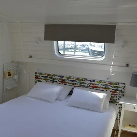 Tagus Marina Botel *